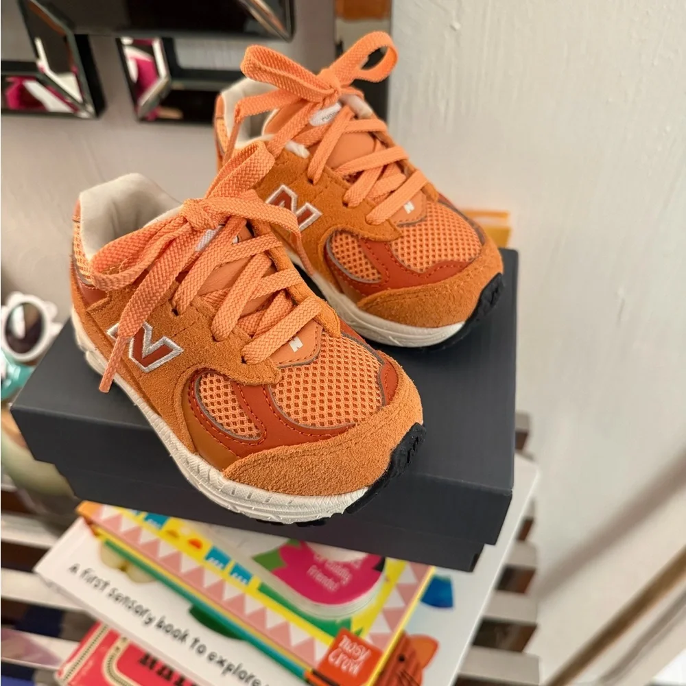 New Balance Kids - Brown Orange Sneakers size 5W - Picture 5 of 9